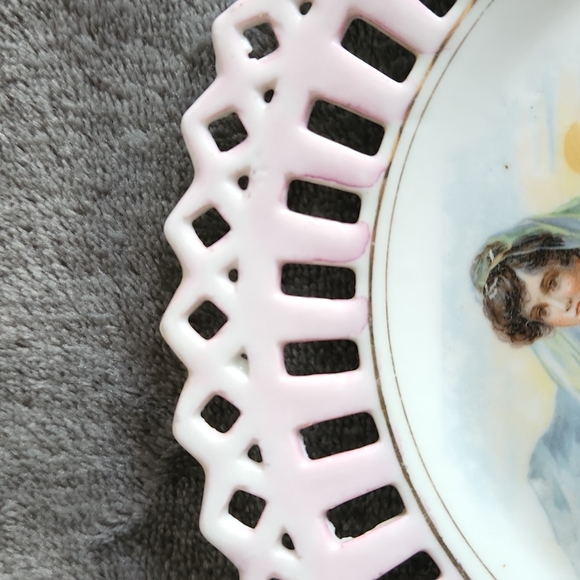 A Lattice Edge 7 " Plate with 2 Gold Circles of a Woman Gathering Holly - Picture 2 of 8